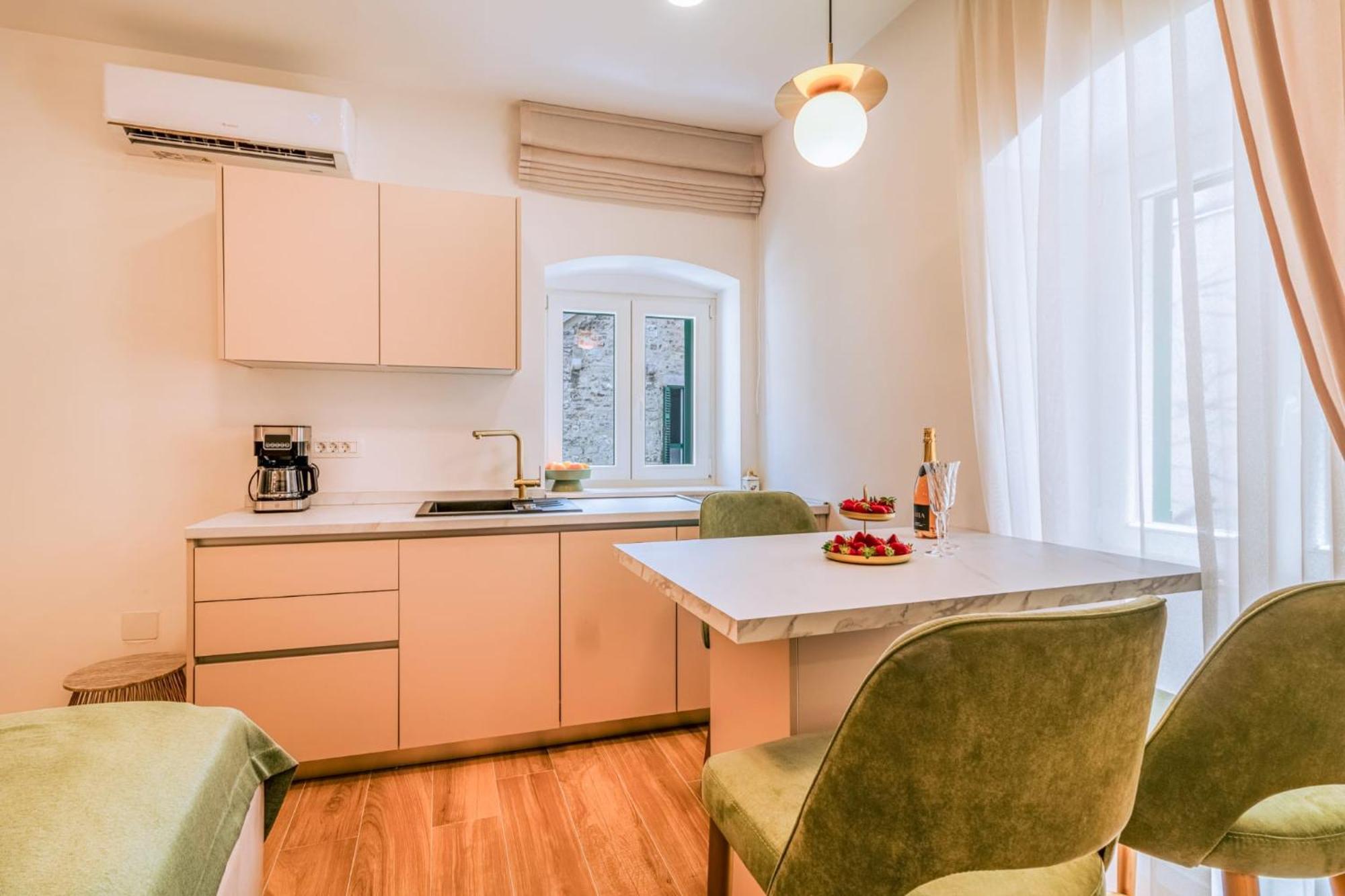 Luxury 2 Bedroom-2 Bathroom Apartment & Studio App With Rooftop Terrace Split Exterior photo